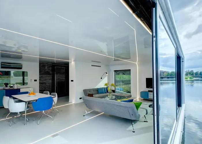 Dom Na Wodzie - Flohotel 4*