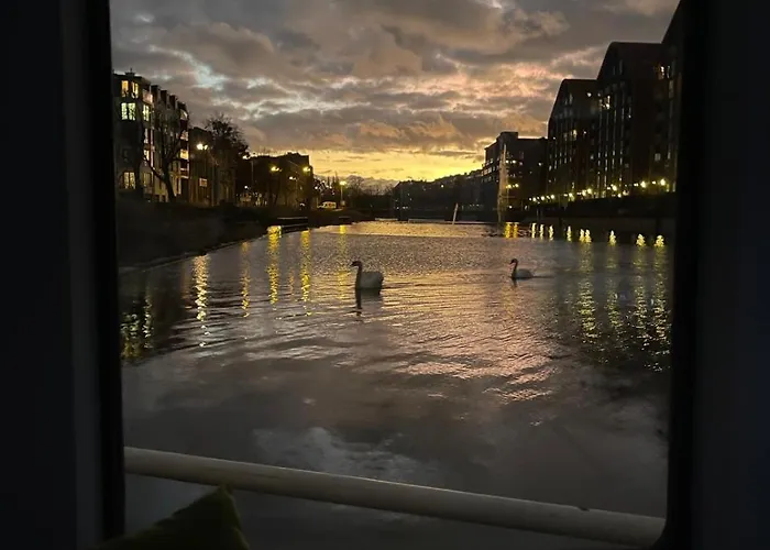 Dom Na Wodzie - Flohotel Daire 4*